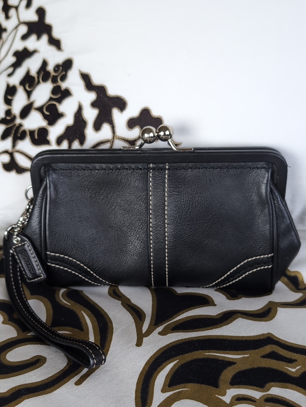 Vintage Coach Soho 🖤 Black  Leather Stitched Framed Kisslock Wristlet/ Clutch